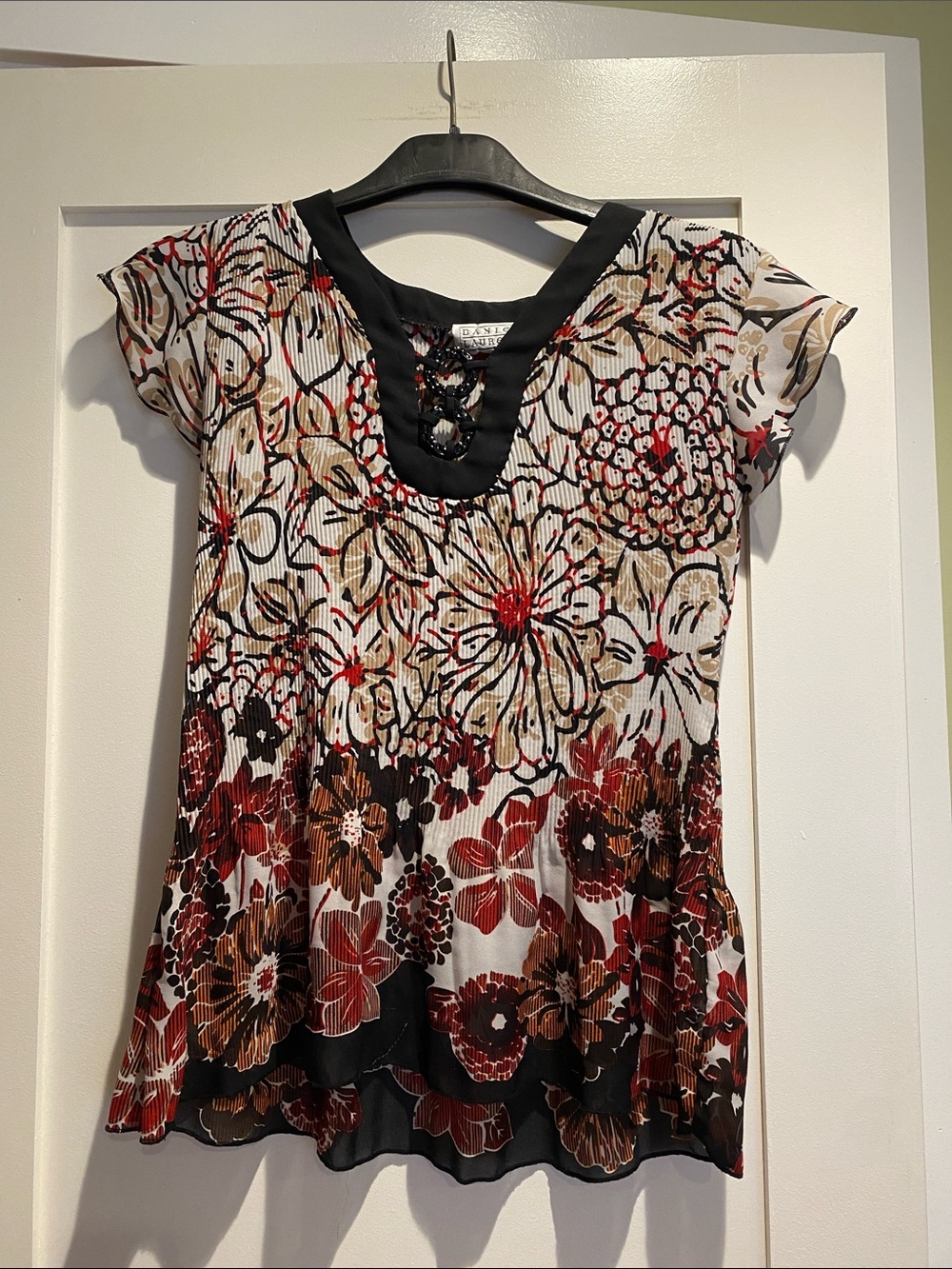 Ladies Floral V Neck Short Sleeve Top - Black, Red & Brown